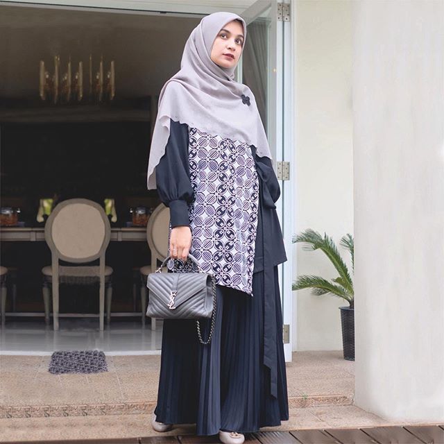 Rok Lipit dan Atasan Potongan Unik, Elegan Banget!