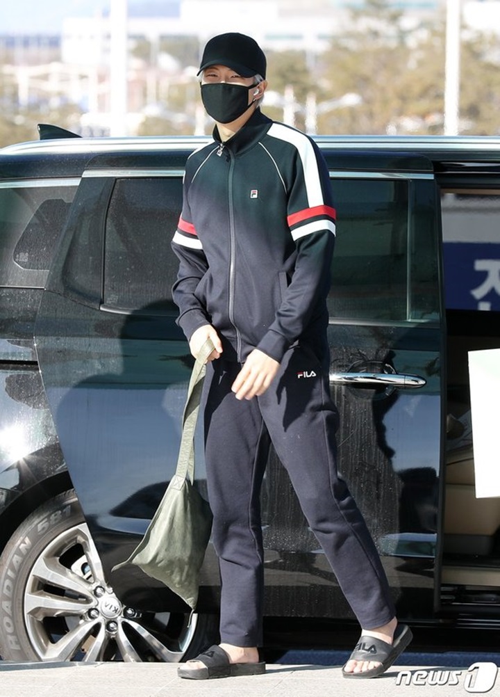 Paparazi Foto RM BTS Saat Bergaya Sederhana Nan Berkelas, Netizen Langsung Puji Habis-Habisan