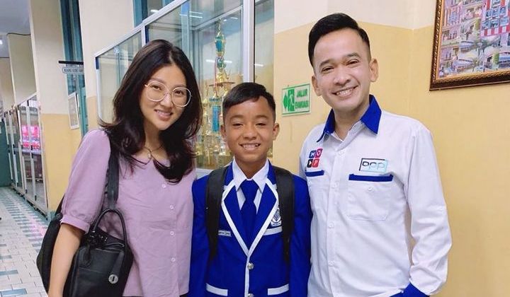 Foto: Betrand Peto Ciumi Sarwendah Bikin Geger, Ruben Onsu Akui Aksi Sang Putra dan Istri Kurang Pantas