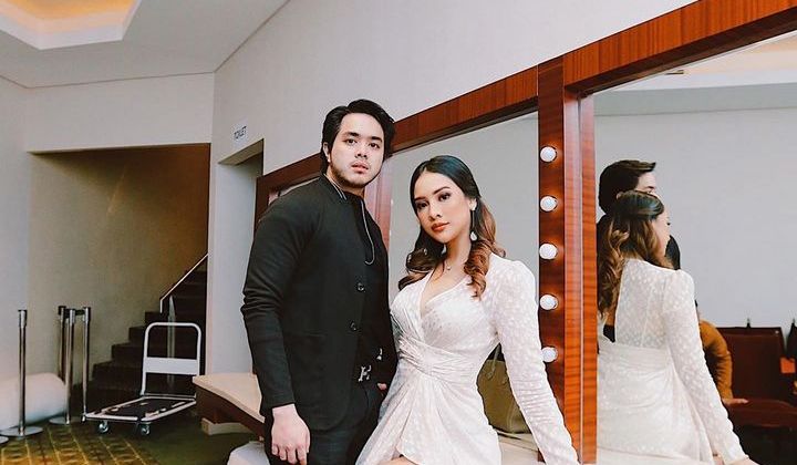 Foto: Tiduran di Pangkuan Pacar, Anya Geraldine Ngaku Nyaman Jadi 'Budak Cinta' Mendadak 'Diserang'