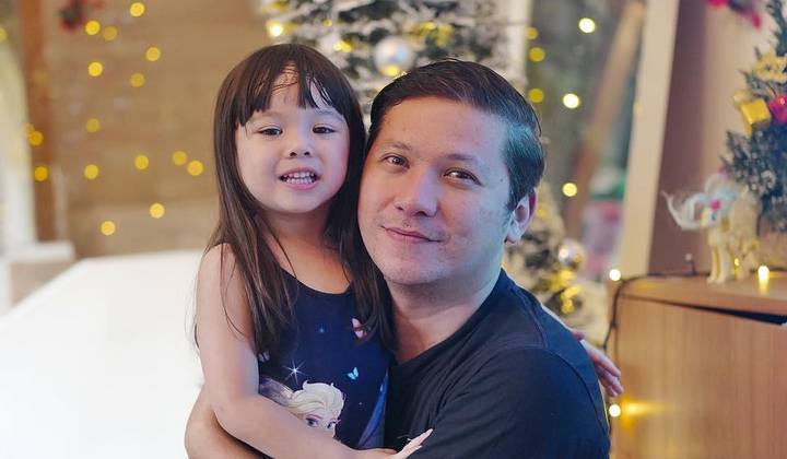 Foto: Gempi Putri Gading Marten Rayakan Natal Lebih Awal, Tingkah 'Petakilan' Saat Buka Kado Disorot