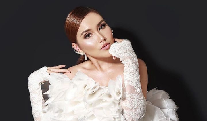 Foto: Ayu Ting Ting Rela Kesusahan Berburu Hadiah Istimewa Ini Sebelum Jenguk Anak Denada