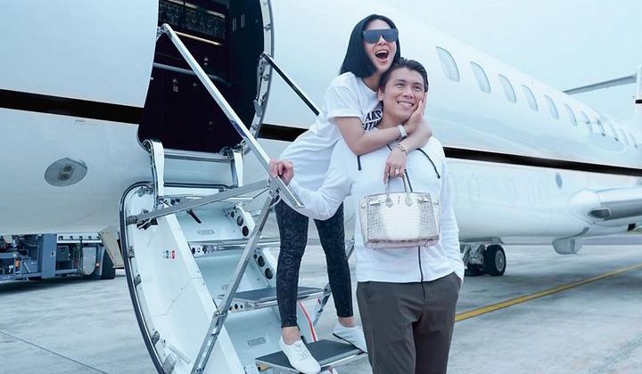 Foto: Syahrini dan Tim Pakai Busana Kembar, Reino Pilih Kenakan Kaos Oblong Takut Dicap Alay?