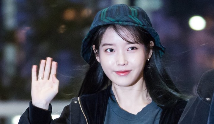 Foto: Fans Beri Pertanyaan Aneh Soal Lagu 'The Red Shoes', IU Malah Beri Respon Tak Terduga