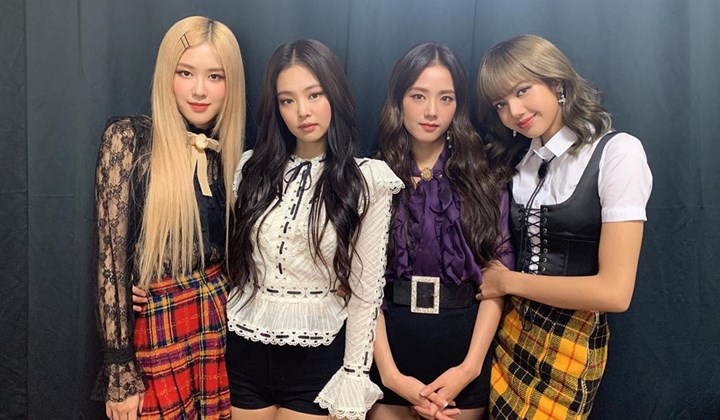 Foto: 13 Fashion Airport Ala BLACKPINK Ini Bisa Jadi Inspirasi Style Musim Hujan, Simpel dan Keren!