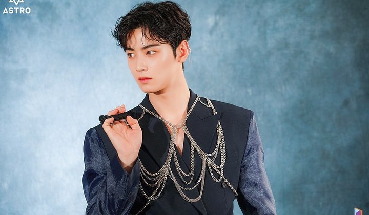 Foto: Cha Eun Woo Disebut Sundel Bolong Usai Pose Pamer Punggung Terbuka, Fans: Rela Digentayangin