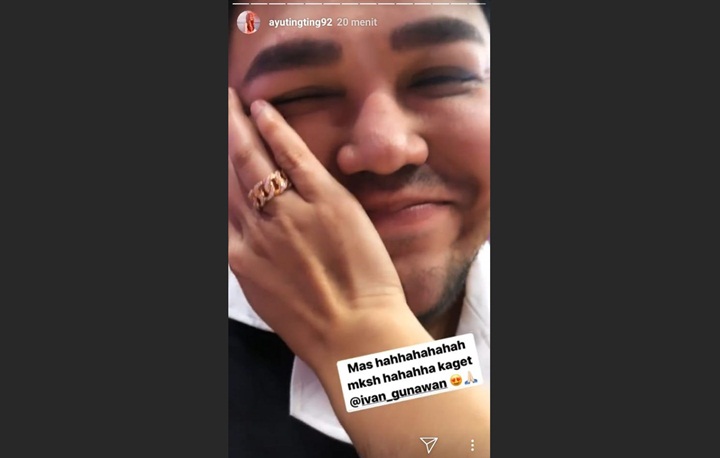Ayu Ting Ting Diberi Cincin Ivan Gunawan
