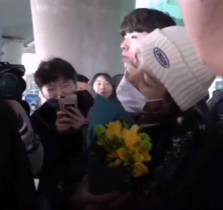 Lisa BLACKPINK Salting Terima Bunga Dari Fans, Ekspresi Imutnya Bikin Gemas