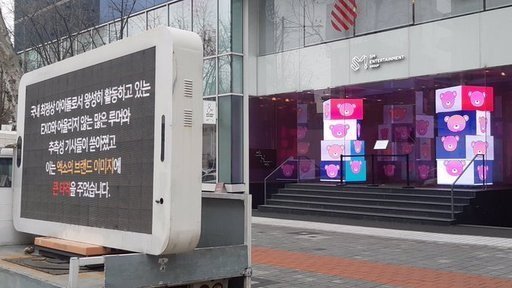 Tuntut Chen Keluar, EXO-L ACE Sampai Tulis Permohonan Di Papan Reklame Listrik