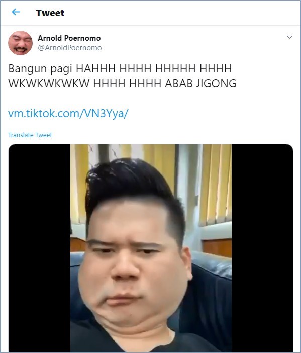 chef arnold poernomo membuat video tiktok