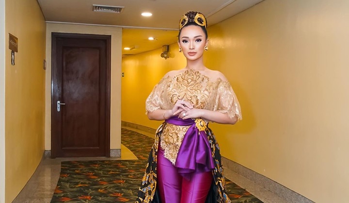 Foto: Zaskia Gotik Kenakan Kebaya Merah Minta Doa agar Dilancarkan, Tunangan?
