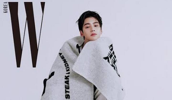 Foto: Cha Eun Woo Pede Pamer Wajah Ganteng di Bandara, Netter Malah Ribut Suruh Pakai Masker