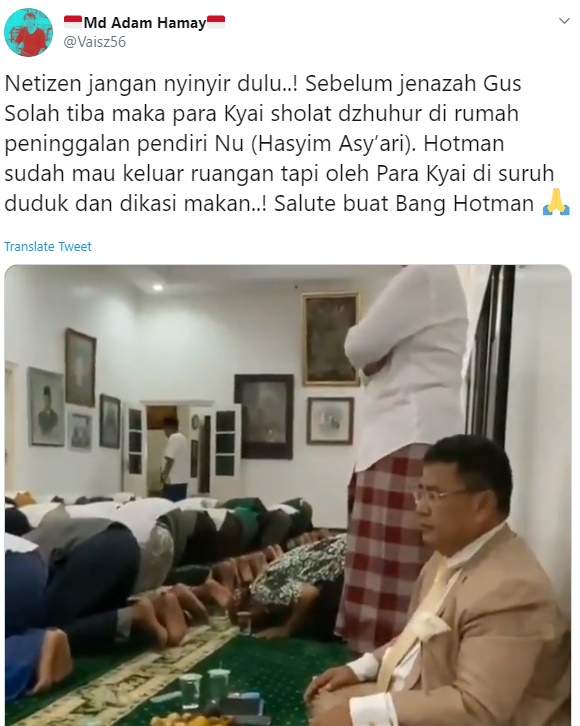 Duduk Manis di Belakang Jemaah Salat, Hotman Paris Hutapea Langsung Viral