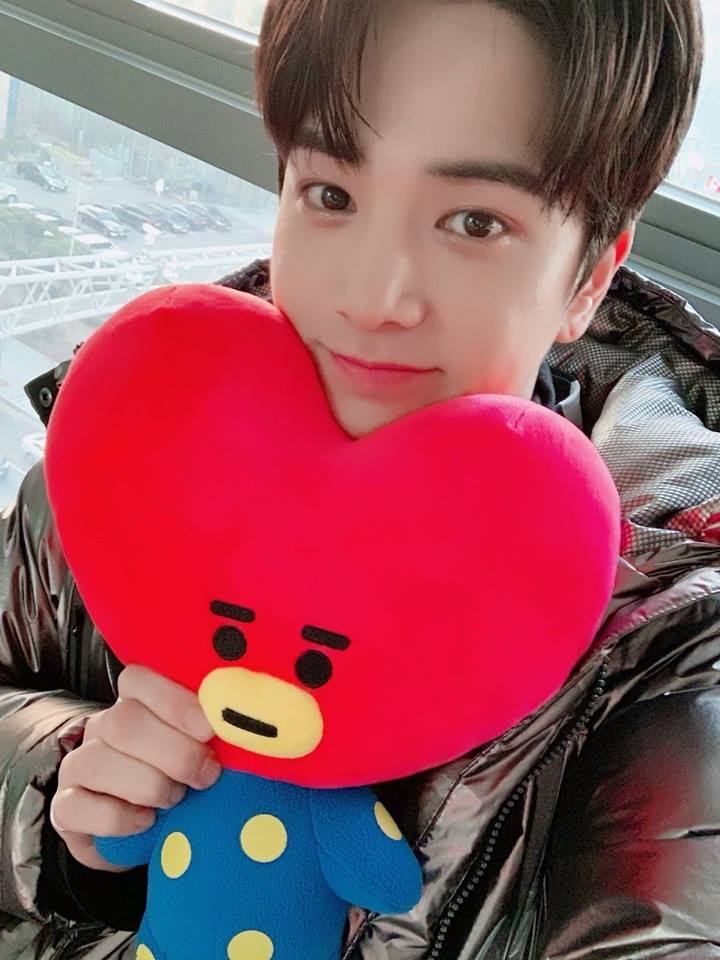 Bikin Gemas, V BTS Sapa Ramah Younghoon The Boyz di \'Music Bank\'