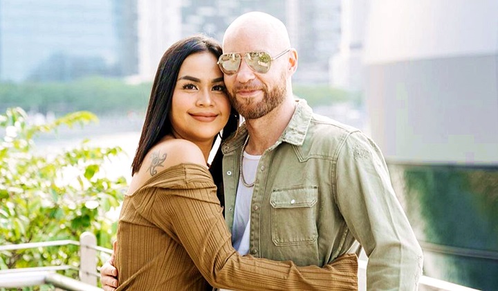 Foto: Aksi Tyson Suami Melaney Ricardo Jadi ‘Polisi Cepek’ Dadakan Banjir Acungan Jempol