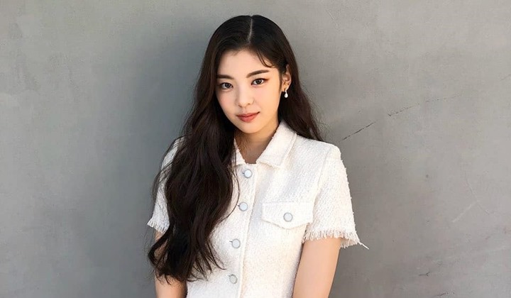 Foto: Liburan di Paris, Lia ITZY Asyik Ngopi di Pinggir Sungai