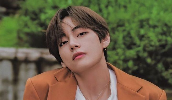 Foto: Miliki Tato Misterius di MV 'ON', V BTS Suruh Fans Tebak Makna Dibaliknya