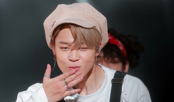 Foto: Jimin BTS Terkejut Saat Lihat Dirinya Pamer Perut Berotot di Masa Lalu