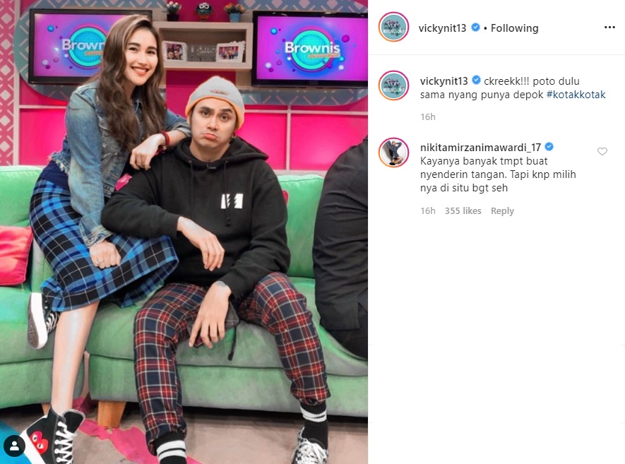 Foto Sanding Ayu Ting Ting, Vicky Nitinegoro ‘Disemprit’ Nikita Mirzani Gara-gara Posisi Tangan