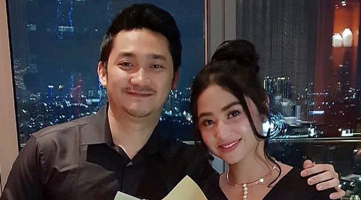 Foto: Dewi Persik Tampil Seksi Sedang Suami Kenakan Sarung Saat Main TikTok, Sontak Dihujat?