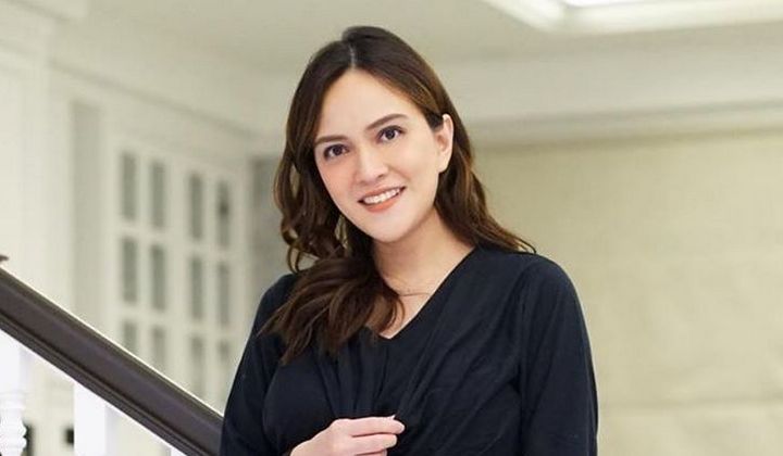 Foto: Tampil Beda, Shandy Aulia Pakai Gaun Backless dan Heels Saat Beberes Rumah
