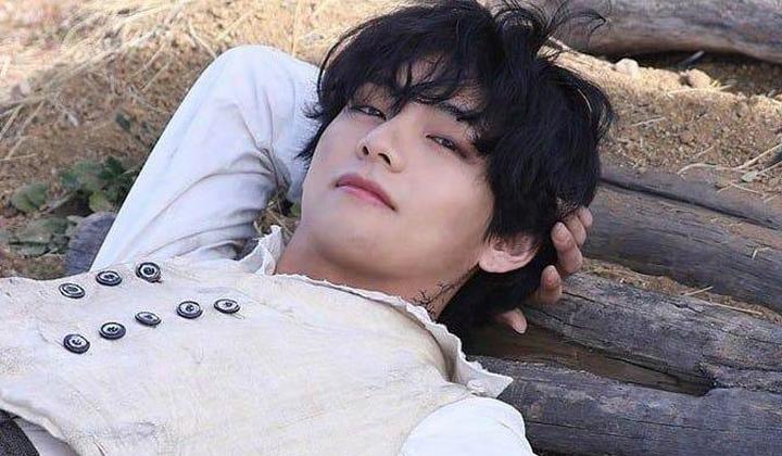 Foto: Terinspirasi dari Vante Milik V BTS, Banyak Fans Berlomba-Lomba Gambar Unik Pakaian Mereka