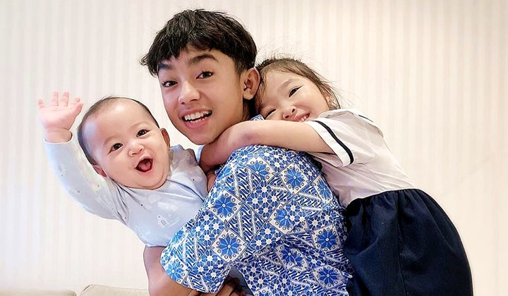 Foto: Lengket Bak Perangko, Betrand Peto Jadi Rebutan Kedua Adiknya Bikin Ruben Onsu Cekikikan