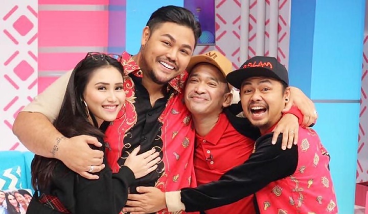 Foto: KPI Pusat Hentikan Sementara Acara ‘Brownis’, Ayu Ting Ting Cs Panen Kritikan Pedas