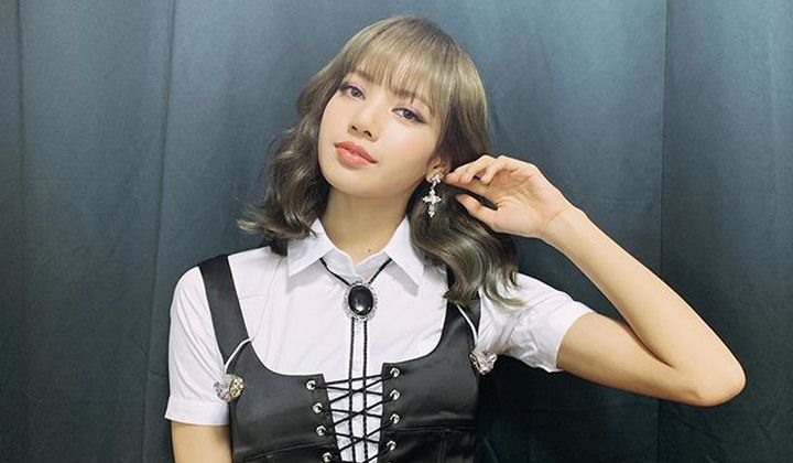 Foto: Lisa BLACKPINK Bikin Pusing Pamer Make Up Pakai Baju ‘Ngejreng’