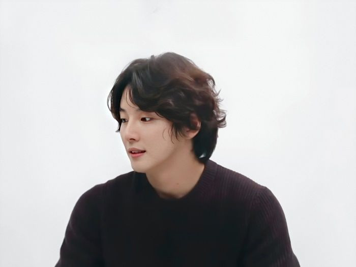 Berambut Gondrong, Yoon Shi Yoon Dipuji Seksi