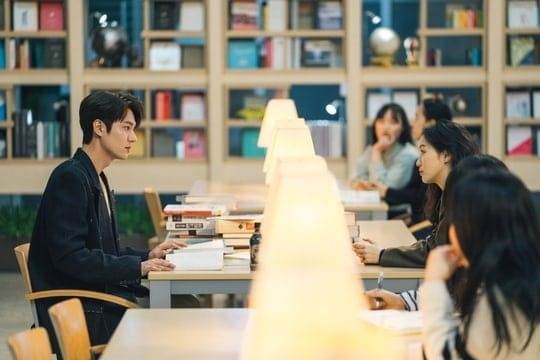 Bertemu di Perpustakaan, Lee Min Ho Tatap Kim Go Eun Penuh Arti