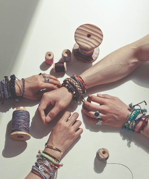 Hampir Bangkrut, Penjual Gelang Ini Ungkap Peran V BTS Promosikan Produknya