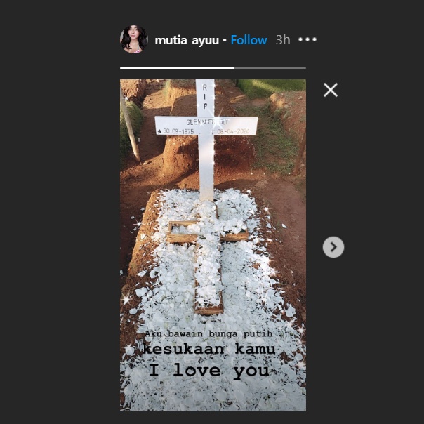 mutia ayu mengunjungi makam sang suami dan menaburi tempat peristirahatan terakhirnya dengan kelopak bunga favorit glenn fredly