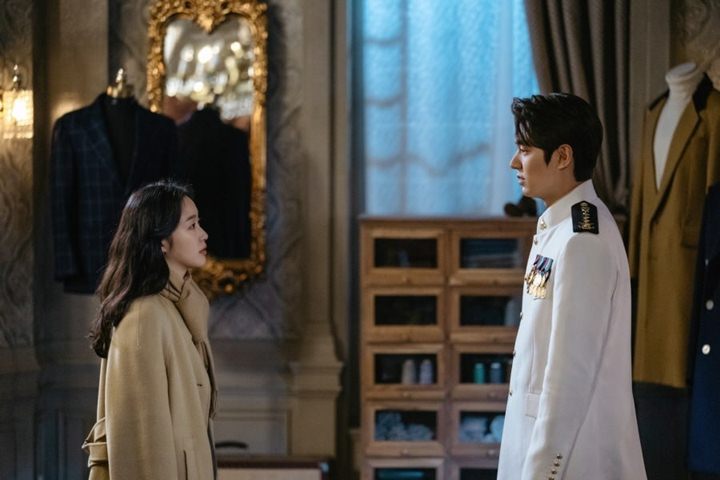 Lee Min Ho dan Kim Go Eun Nampak Sedih di Episode Baru ‘The King: Eternal Monarch’