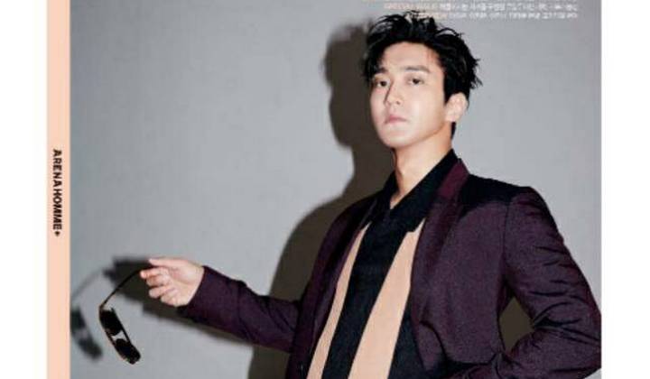 Foto: Kembali Pose Bak Pejabat, Jas Biru dan Dasi Merah Siwon Disebut Mirip dengan Punya Presiden Jokowi