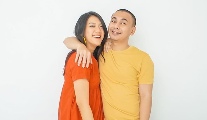 Foto: Raditya Dika dan Istri Kompak Tulis Caption Unik di Perayaan Ulang Tahun Pernikahan Perdana