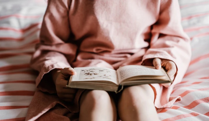 Baca Buku atau Nonton Film Bakal Alihkan Fokus dari Keinginan Makan