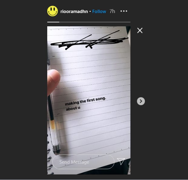 rio ramadhan mengunggah instagram story yang memberikan kesan tengah memulai untuk membuat lagu untuk seseorang