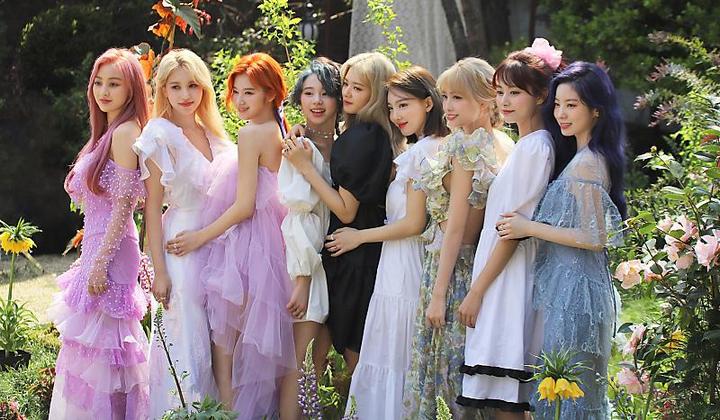 Foto: Bikin Fans Kesensem, Twice Adu Visual dengan Gaya Kasual Jadi Model ACMÉ DE LA VIE