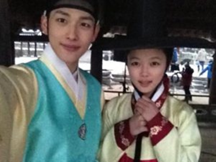 Momen Reunian Im Siwan dan Kim Yoo Jung Pasca 8 Tahun Bintangi Drama Hits