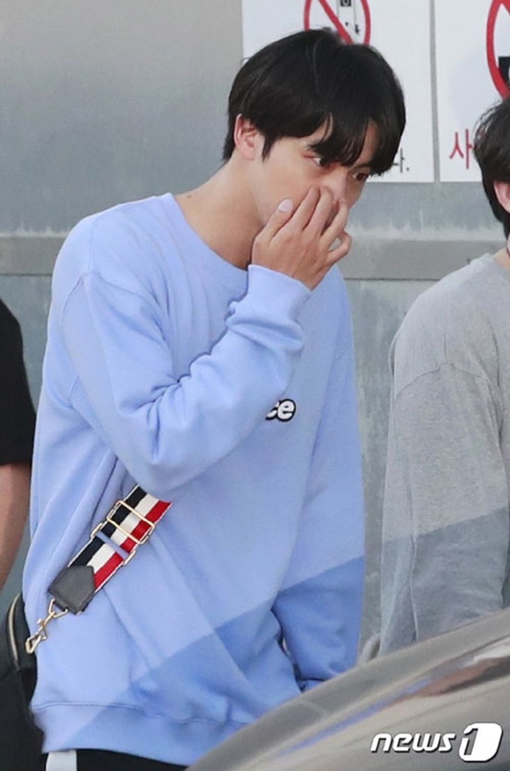 Jin BTS Rela Pakai Busana Merek Lokal, Banderol Harga Ternyata Super Ekonomis