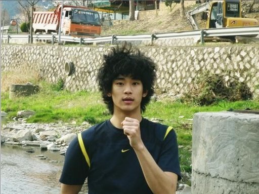 Rambut Kriwil Kim Soo Hyun di Masa Kulia Justru Bikin Makin Jatuh Cinta, Netter: Dia Terlihat Sama