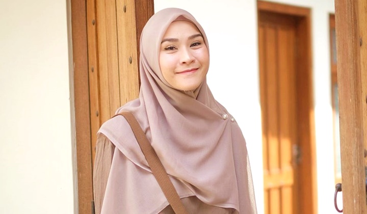 Foto: Zaskia Adya Mecca Gendong Anak Kelima, Paras Bhaj Kama Bramantyo Jadi Obrolan Hangat