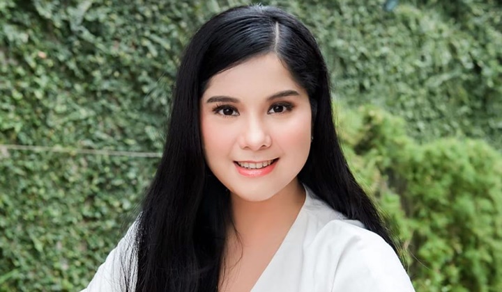 Foto: Cantik Berhijab Seraya Baca Alquran, Annisa Pohan Justru Tuai Tanggapan Pro-Kontra