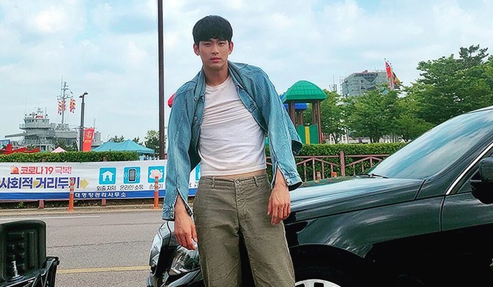 Foto: Kim Soo Hyun Dapat Dukungan Manis Dari Lee Hongki F.T. Island Meski Sedang Wamil