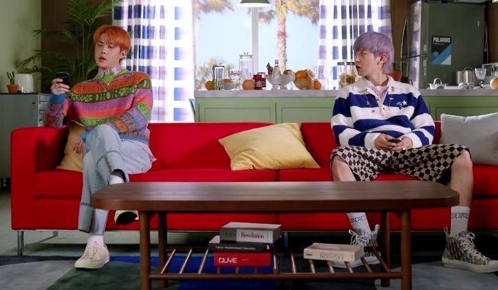 Foto: Sempat Beri Spoiler, EXO-SC Kejutkan Penggemar dengan MV ‘Telephone’