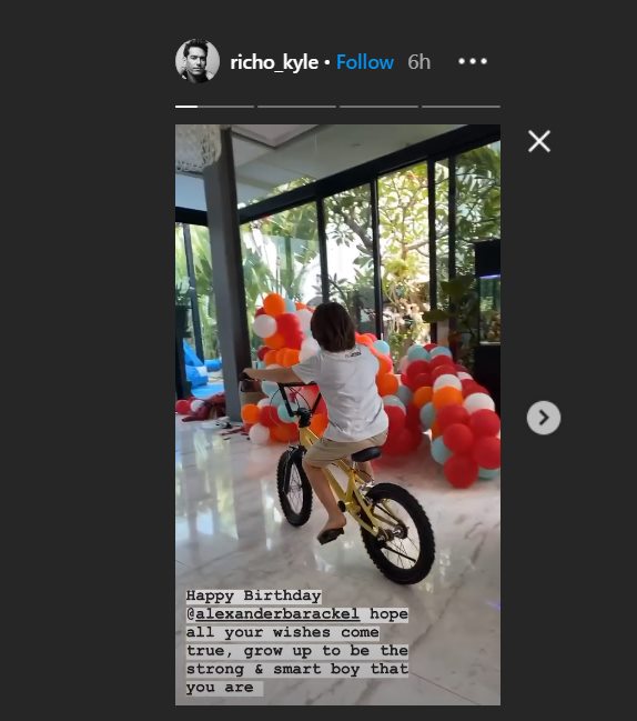 richard kyle mengejutkan publik lantaran terlihat datang di pesta ulang tahun putra jessica iskandar usai kabar putus beredar luas