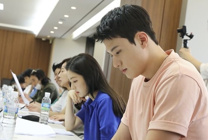 Biasa Lincah di Panggung, Irene Red Velvet Serius Baca Naskah \'Double Patty\' Curi Perhatian