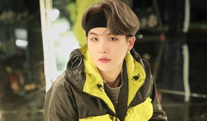Foto: Bak Pacar, Suga BTS Ngadu Jari 'Kapalan' Gara-gara Belajar Gitar Bikin Halu