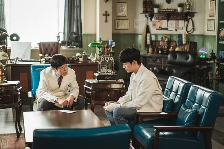 Kim Soo Hyun Lakukan Konsultasi Psikiatri Pertama di \'It\'s Okay To Not Be Okay\'